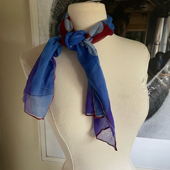 Vintage 90s Vera blue and red abstract silky scarf 12x43”
Nautical multiway - Picture 3 of 9